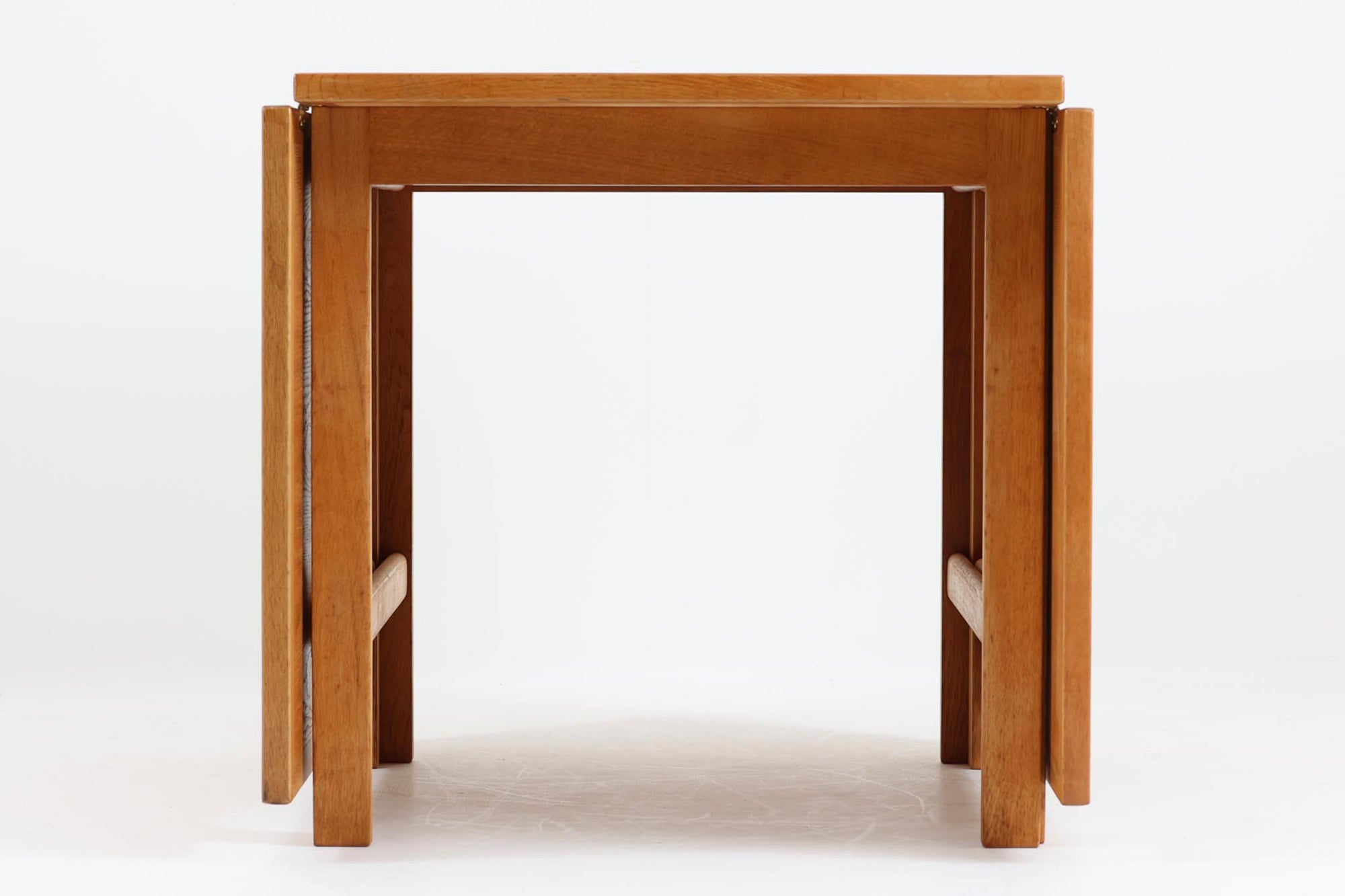 北欧から直接買い付けた、オーク材のバタフライダイニングテーブルです。シンプルで洗練されたデザインが特徴で、機能的かつ多目的に使用できる3段階仕様です。現地で長く使われてきた証として、輪染みや塗装ムラなどの使用感や前オーナーによってウレタン塗装が施されています。天板の突板が薄いため、塗装剥離や木部のサンディングはできませんが、ビンテージ感を愛する方にお勧めの状態です。機能面には問題がないので、今後も活躍が期待できそうです。