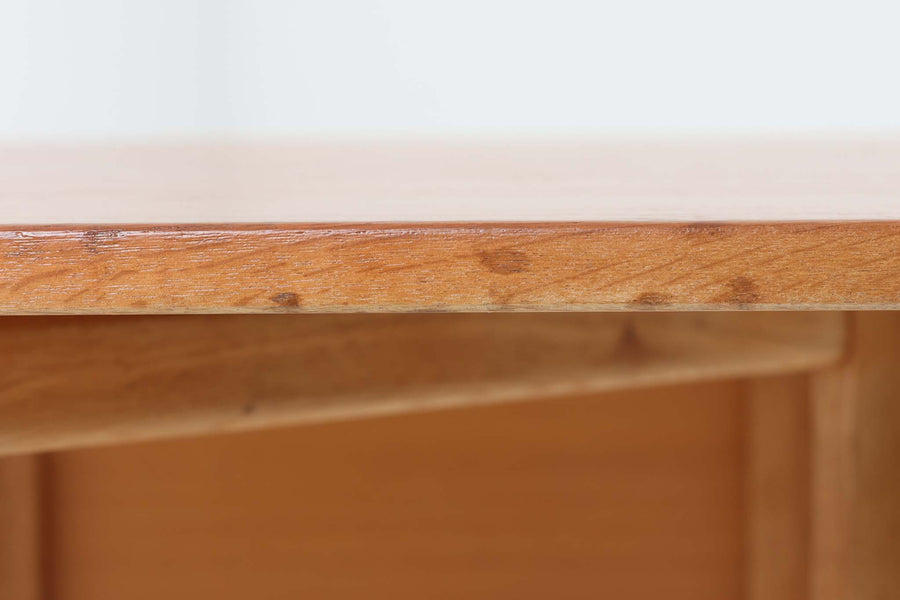 北欧から直接買い付けた、オーク材のバタフライダイニングテーブルです。シンプルで洗練されたデザインが特徴で、機能的かつ多目的に使用できる3段階仕様です。現地で長く使われてきた証として、輪染みや塗装ムラなどの使用感や前オーナーによってウレタン塗装が施されています。天板の突板が薄いため、塗装剥離や木部のサンディングはできませんが、ビンテージ感を愛する方にお勧めの状態です。機能面には問題がないので、今後も活躍が期待できそうです。