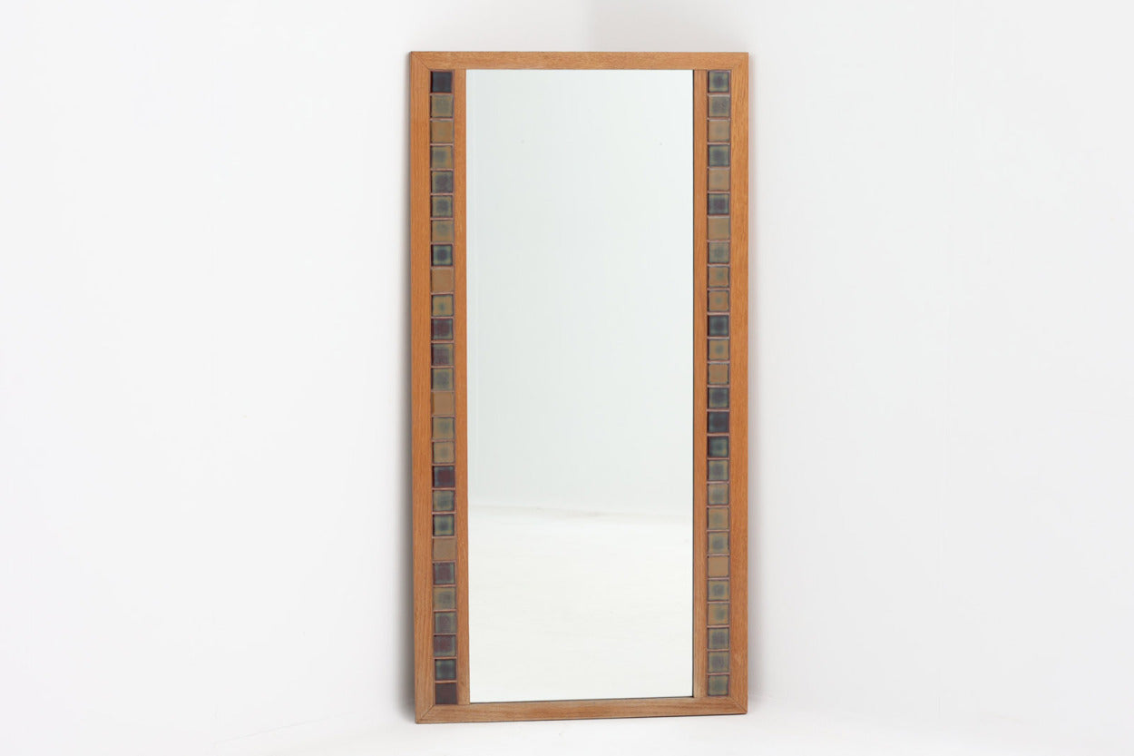 北欧より買い付けたビンテージミラーです。希少なオーク材フレームに淡い色味のタイルが使用されており、落ち着いた雰囲気を感じさせてくれます。