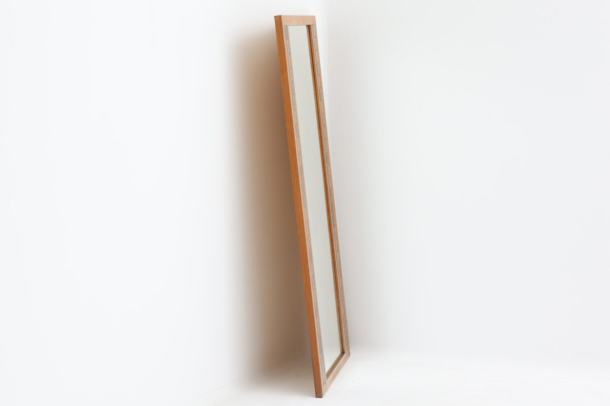 北欧より買い付けたビンテージミラーです。希少なオーク材フレームに淡い色味のタイルが使用されており、落ち着いた雰囲気を感じさせてくれます。