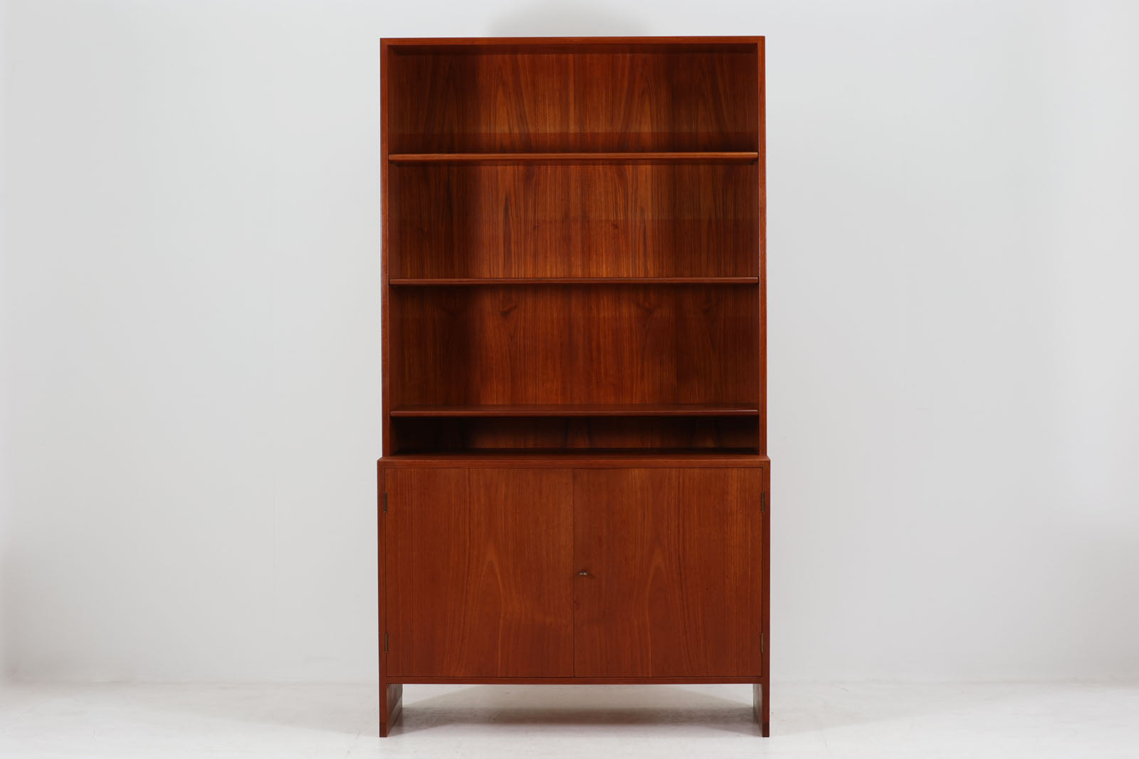 北欧より買い付けたHansJ.Wegnerデザインのブックシェルフです。彼のキャビネット類を数多く手がけたRYmobler社製の本棚です。シンプルなデザインながらも要所要所にウェグナーらしいデザインが施してあり、実用性にも優れている逸品です。本体がチーク材（足摺りのみオーク材）の希少なモデルです。