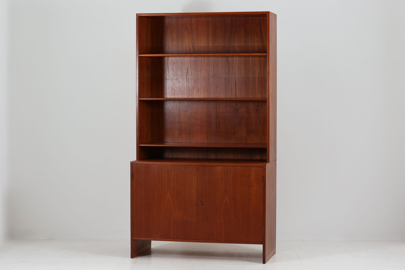 北欧より買い付けたHansJ.Wegnerデザインのブックシェルフです。彼のキャビネット類を数多く手がけたRYmobler社製の本棚です。シンプルなデザインながらも要所要所にウェグナーらしいデザインが施してあり、実用性にも優れている逸品です。本体がチーク材（足摺りのみオーク材）の希少なモデルです。