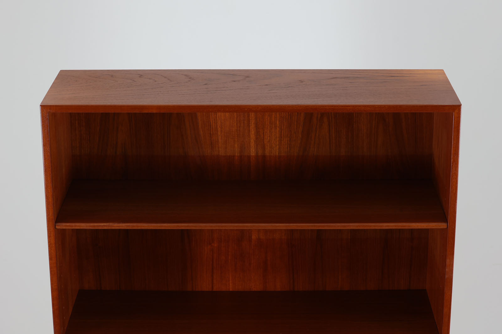 北欧より買い付けたHansJ.Wegnerデザインのブックシェルフです。彼のキャビネット類を数多く手がけたRYmobler社製の本棚です。シンプルなデザインながらも要所要所にウェグナーらしいデザインが施してあり、実用性にも優れている逸品です。本体がチーク材（足摺りのみオーク材）の希少なモデルです。