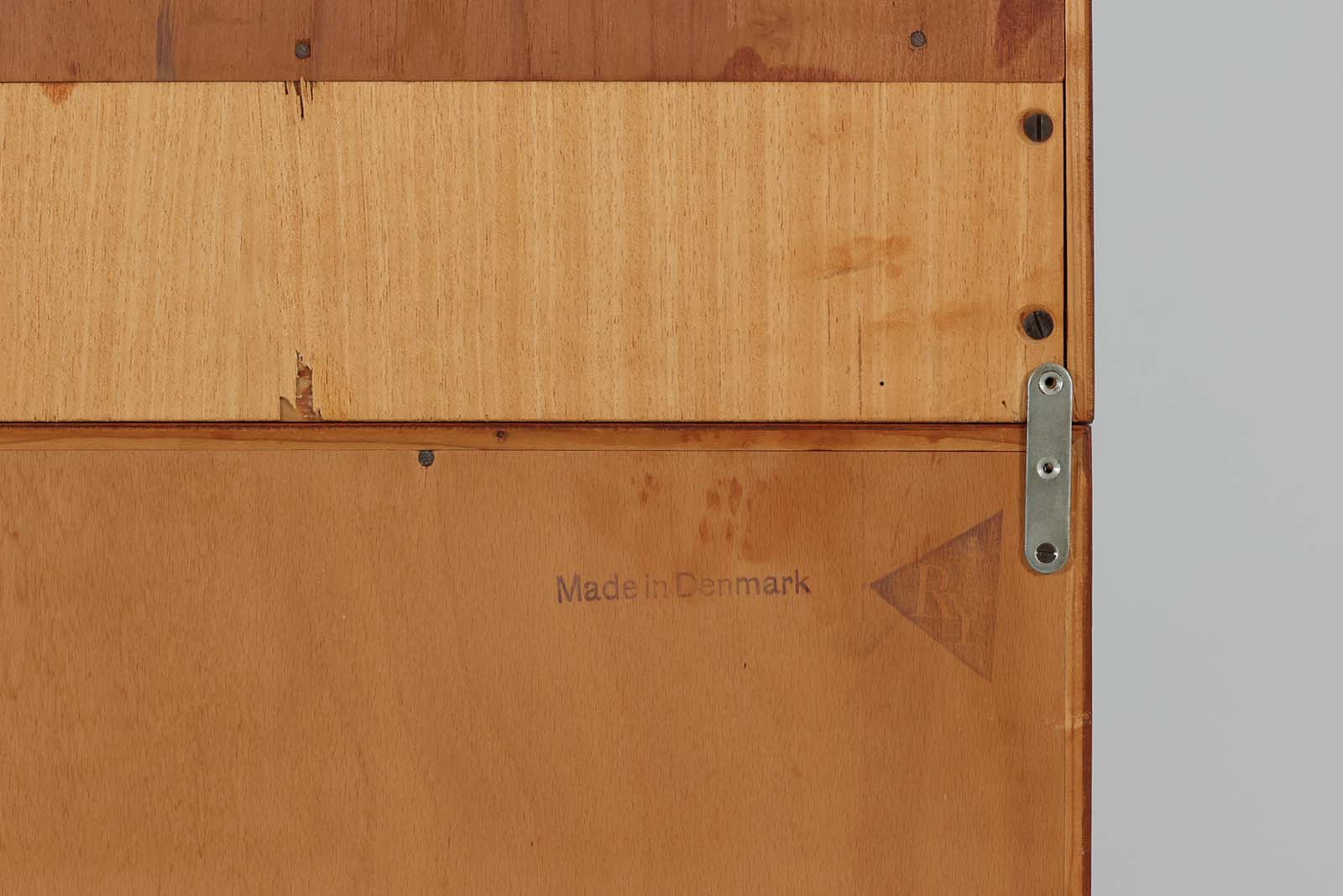 北欧より買い付けたHansJ.Wegnerデザインのブックシェルフです。彼のキャビネット類を数多く手がけたRYmobler社製の本棚です。シンプルなデザインながらも要所要所にウェグナーらしいデザインが施してあり、実用性にも優れている逸品です。本体がチーク材（足摺りのみオーク材）の希少なモデルです。