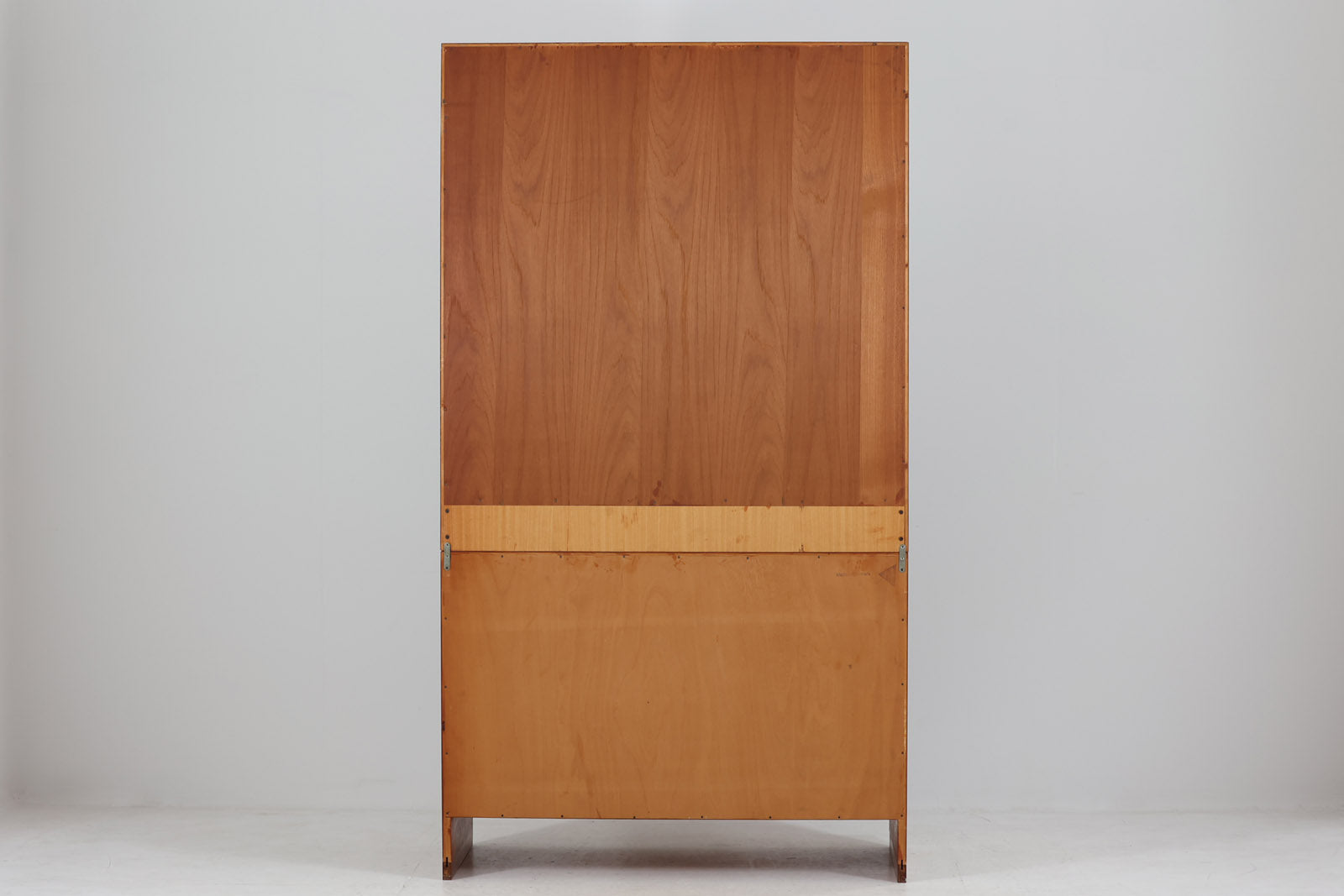 北欧より買い付けたHansJ.Wegnerデザインのブックシェルフです。彼のキャビネット類を数多く手がけたRYmobler社製の本棚です。シンプルなデザインながらも要所要所にウェグナーらしいデザインが施してあり、実用性にも優れている逸品です。本体がチーク材（足摺りのみオーク材）の希少なモデルです。