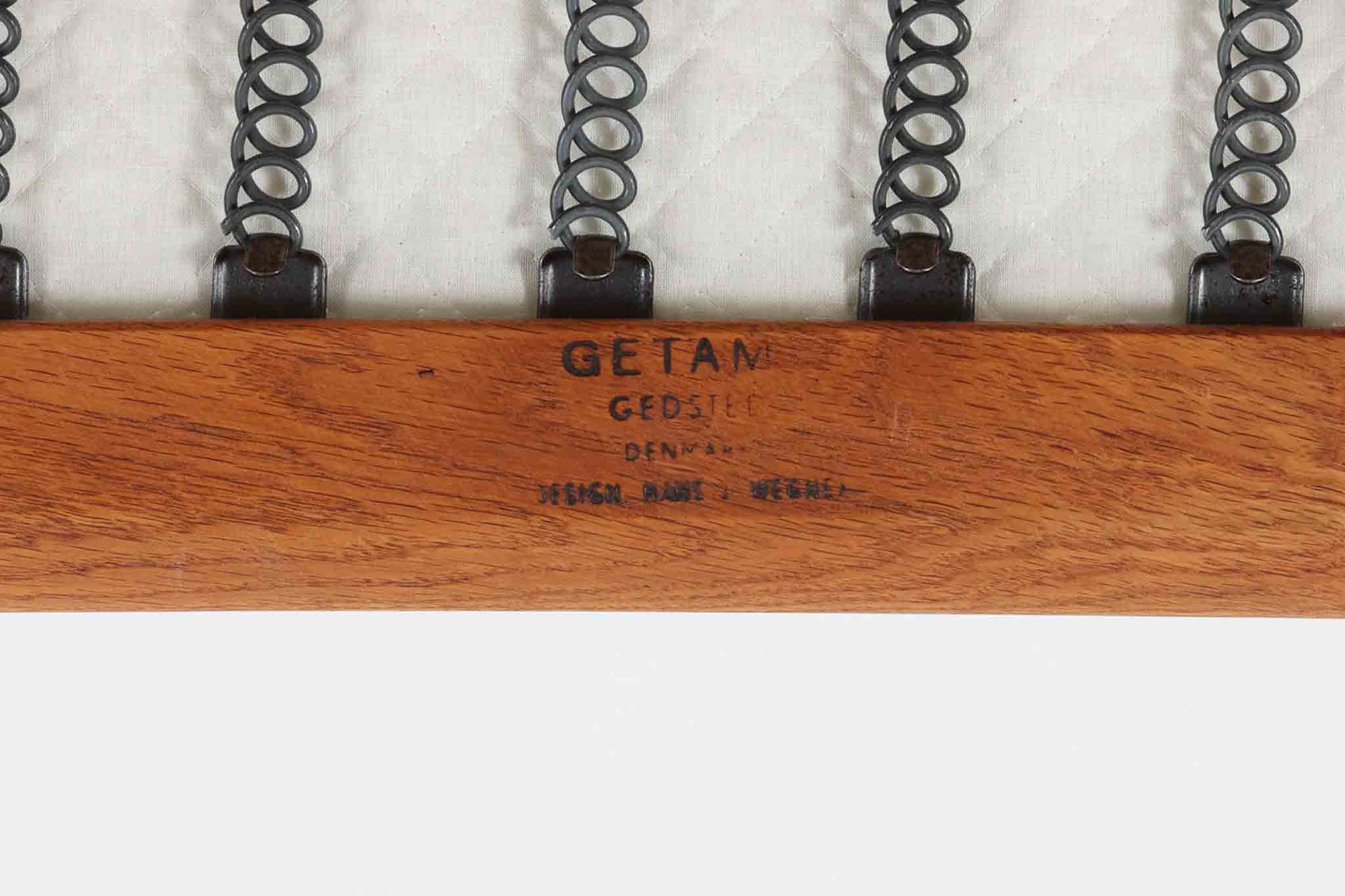 北欧家具を代表するソファ『GE290』です。現在リプロダクト品が販売されていますが、こちらは本物です。元々はベッド会社であるGETAmA社ならではのコイルスプリングが内包されたクッションの座り心地は、弾力があり心地良く、読書や映画などのリラックスタイムに最適です。立ち上がる際も適度なはね返りがあるので、動く時に億劫になる事はありません。HansJ.Wegnerならではの時代を超えた素晴らしいデザインです。横や背面から見るとまた違った表情を感じて頂けると思います。