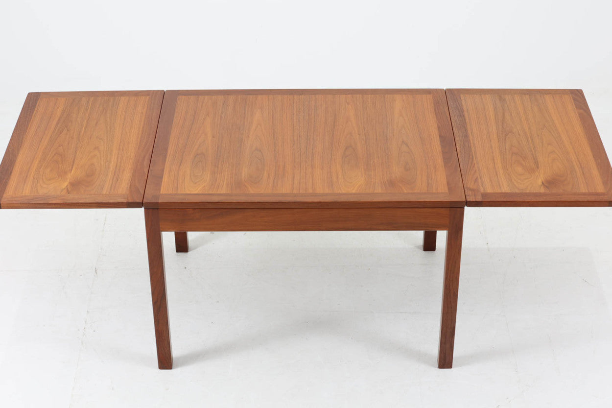 デンマークより買い付けたセンターテーブルです。Borgemogensenのソファと相性の良いmodel5360センターテーブルです。シンプルなデザインで拡張機能付きで使い勝手も良さそうです。良質なチーク材が使用されている希少なモデルです。