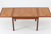 デンマークより買い付けたセンターテーブルです。BorgeMogensenのソファと相性の良いmodel5360センターテーブルです。シンプルなデザインで拡張機能付きで使い勝手も良さそうです。良質なチーク材が使用されている希少なモデルです。