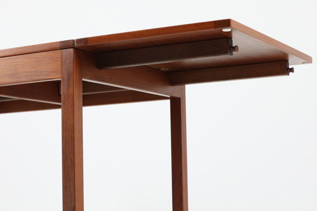 デンマークより買い付けたセンターテーブルです。Borgemogensenのソファと相性の良いmodel5360センターテーブルです。シンプルなデザインで拡張機能付きで使い勝手も良さそうです。良質なチーク材が使用されている希少なモデルです。