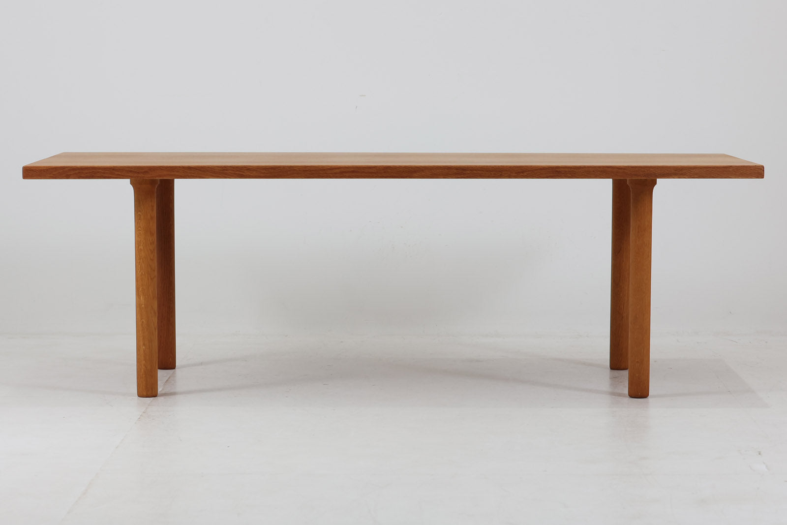 デンマークより買い付けたウェグナーによる「AT12」センターテーブルです。シンプルなデザインでどの様なソファにも合わせやすいと思います。オーク材のモデルです。