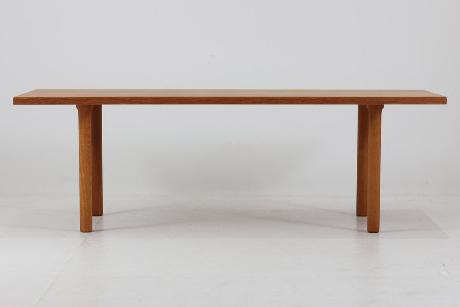 デンマークより買い付けたウェグナーによる「AT12」センターテーブルです。シンプルなデザインでどの様なソファにも合わせやすいと思います。オーク材のモデルです。
