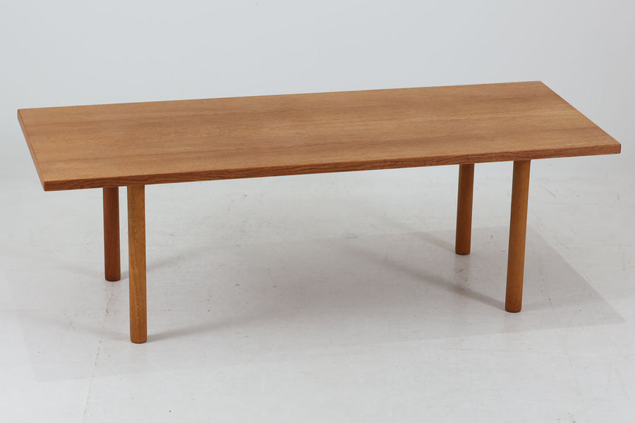 デンマークより買い付けたウェグナーによる「AT12」センターテーブルです。シンプルなデザインでどの様なソファにも合わせやすいと思います。オーク材のモデルです。