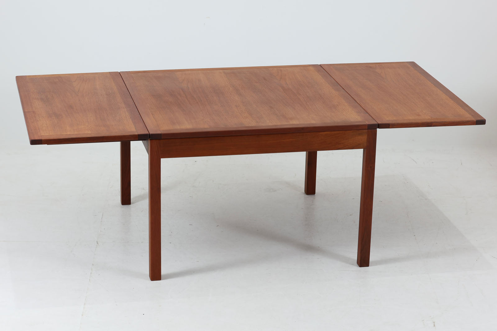 デンマークより買い付けたセンターテーブルです。Borgemogensenのソファと相性の良いmodel5360センターテーブルです。シンプルなデザインで拡張機能付きで使い勝手も良さそうです。良質なチーク材が使用されている希少なモデルです。