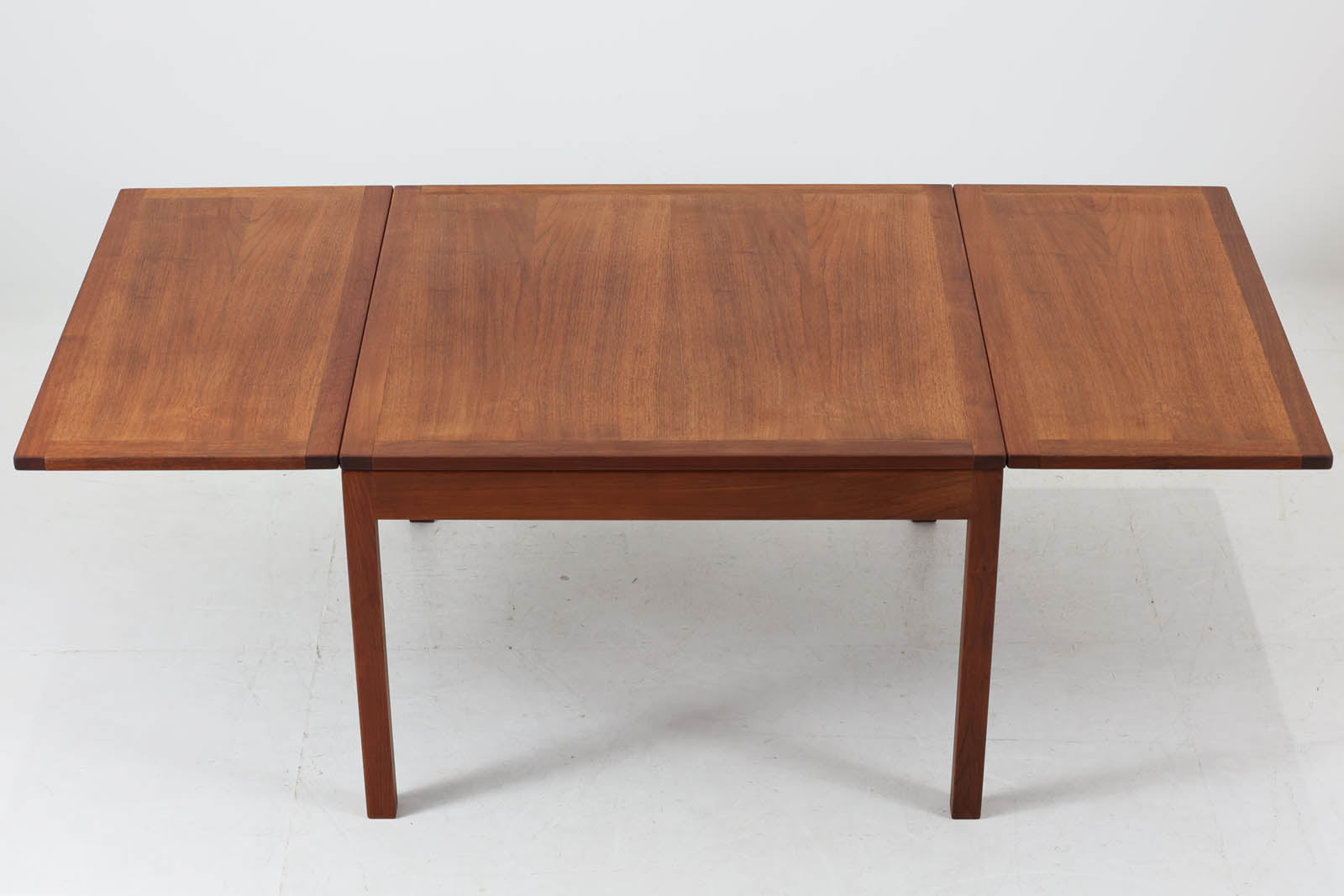 デンマークより買い付けたセンターテーブルです。Borgemogensenのソファと相性の良いmodel5360センターテーブルです。シンプルなデザインで拡張機能付きで使い勝手も良さそうです。良質なチーク材が使用されている希少なモデルです。