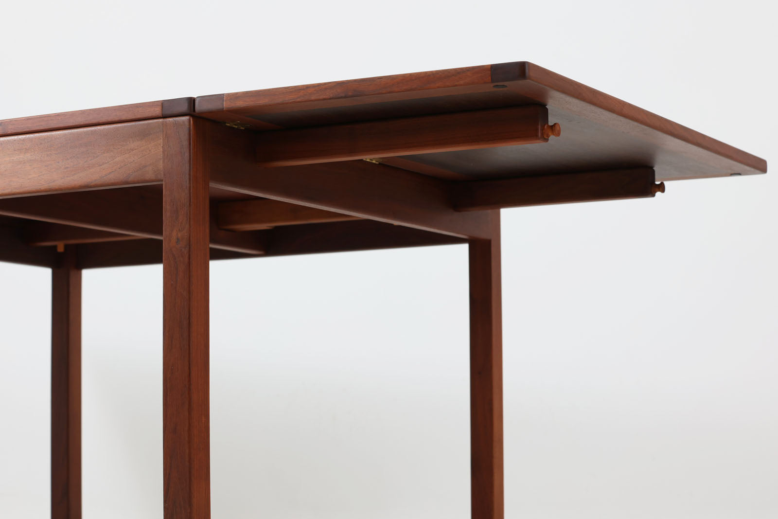 デンマークより買い付けたセンターテーブルです。Borgemogensenのソファと相性の良いmodel5360センターテーブルです。シンプルなデザインで拡張機能付きで使い勝手も良さそうです。良質なチーク材が使用されている希少なモデルです。