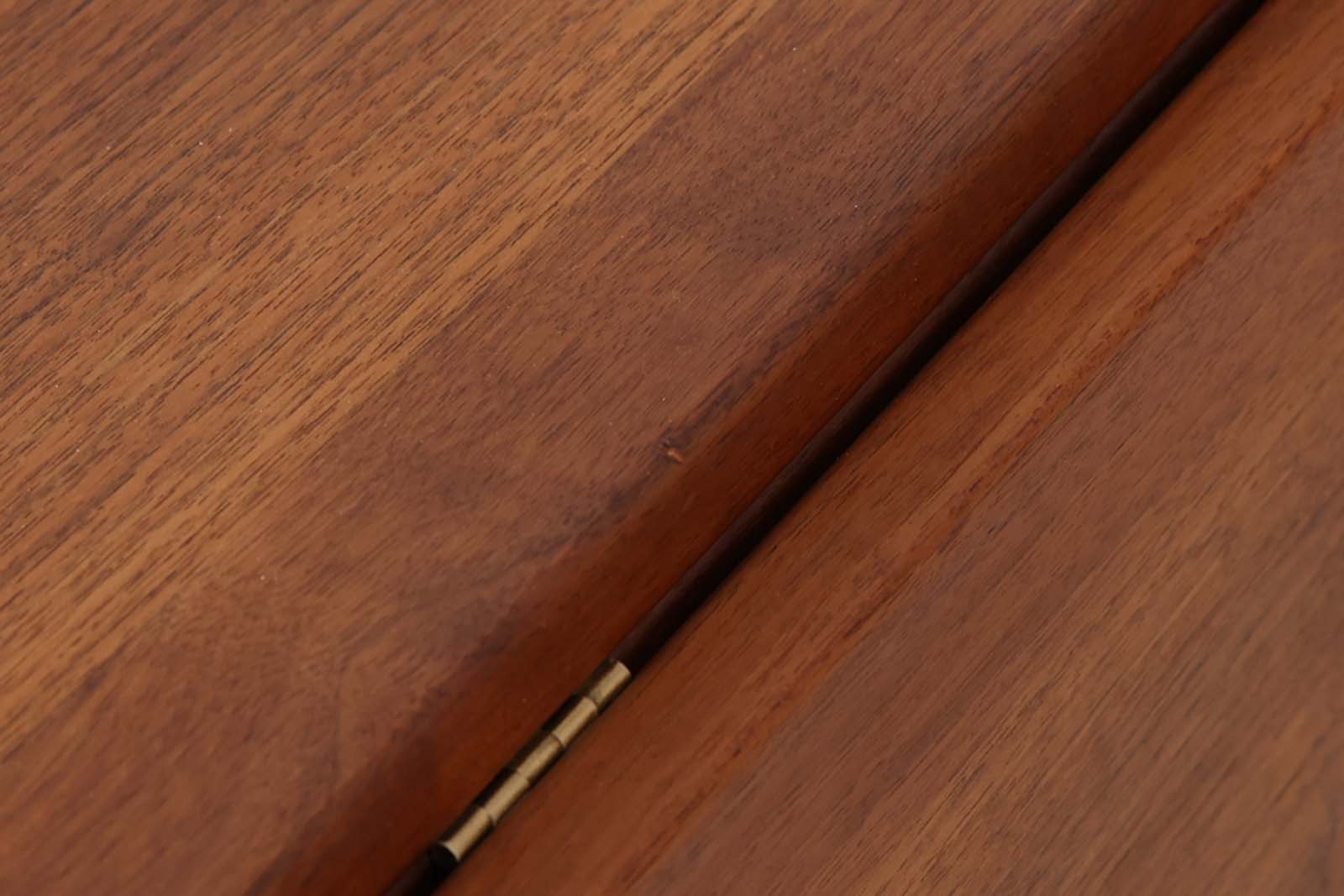 デンマークより買い付けたセンターテーブルです。Borgemogensenのソファと相性の良いmodel5360センターテーブルです。シンプルなデザインで拡張機能付きで使い勝手も良さそうです。良質なチーク材が使用されている希少なモデルです。