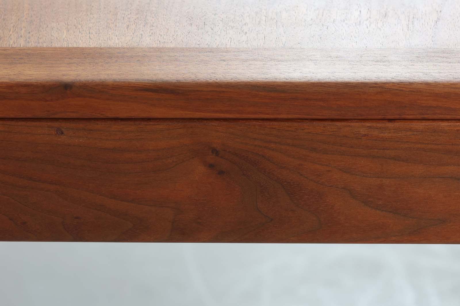 デンマークより買い付けたセンターテーブルです。Borgemogensenのソファと相性の良いmodel5360センターテーブルです。シンプルなデザインで拡張機能付きで使い勝手も良さそうです。良質なチーク材が使用されている希少なモデルです。