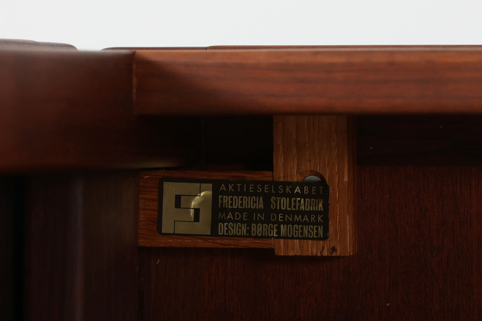 デンマークより買い付けたセンターテーブルです。Borgemogensenのソファと相性の良いmodel5360センターテーブルです。シンプルなデザインで拡張機能付きで使い勝手も良さそうです。良質なチーク材が使用されている希少なモデルです。