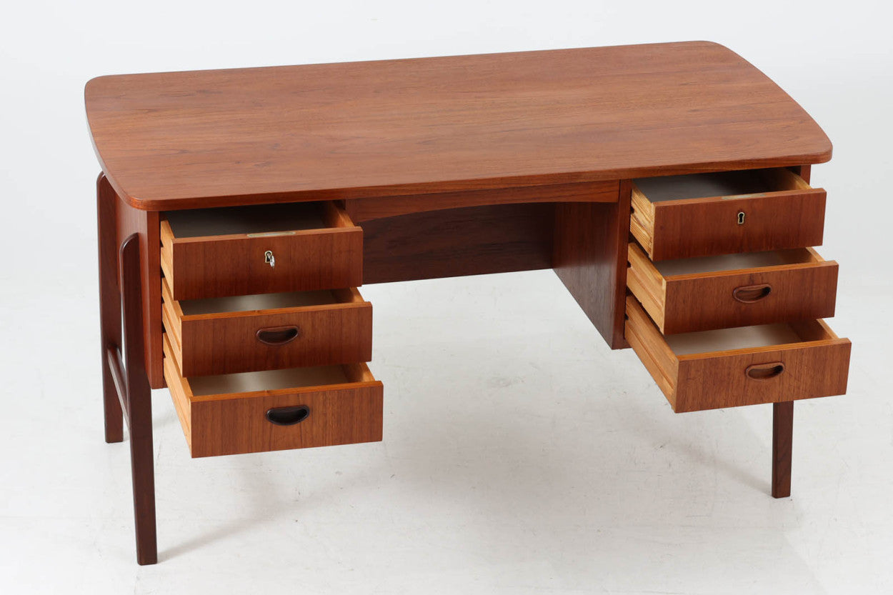 デンマークより買い付けた両袖デスクです。シンプルながらも本体側面にジョイントされた脚がお洒落なデザインです。良質なチーク材が使用されており、デンマーク家具ならではの雰囲気です。バックシェルフがある希少なモデルです。