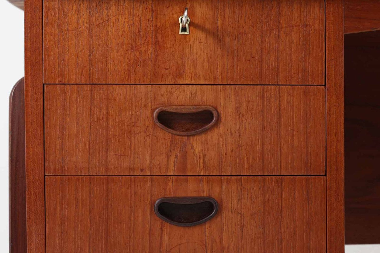 デンマークより買い付けた両袖デスクです。シンプルながらも本体側面にジョイントされた脚がお洒落なデザインです。良質なチーク材が使用されており、デンマーク家具ならではの雰囲気です。バックシェルフがある希少なモデルです。