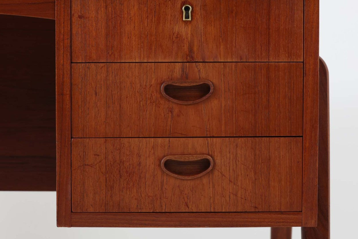 デンマークより買い付けた両袖デスクです。シンプルながらも本体側面にジョイントされた脚がお洒落なデザインです。良質なチーク材が使用されており、デンマーク家具ならではの雰囲気です。バックシェルフがある希少なモデルです。