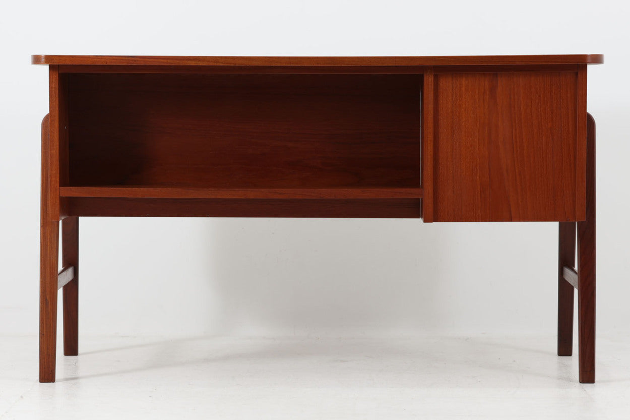 デンマークより買い付けた両袖デスクです。シンプルながらも本体側面にジョイントされた脚がお洒落なデザインです。良質なチーク材が使用されており、デンマーク家具ならではの雰囲気です。バックシェルフがある希少なモデルです。