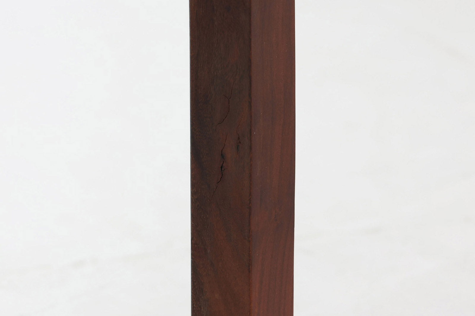 小ぶりな片袖デスクです。天板内に収納がある珍しいデザインです。本体には良質なチーク材が使用されています。