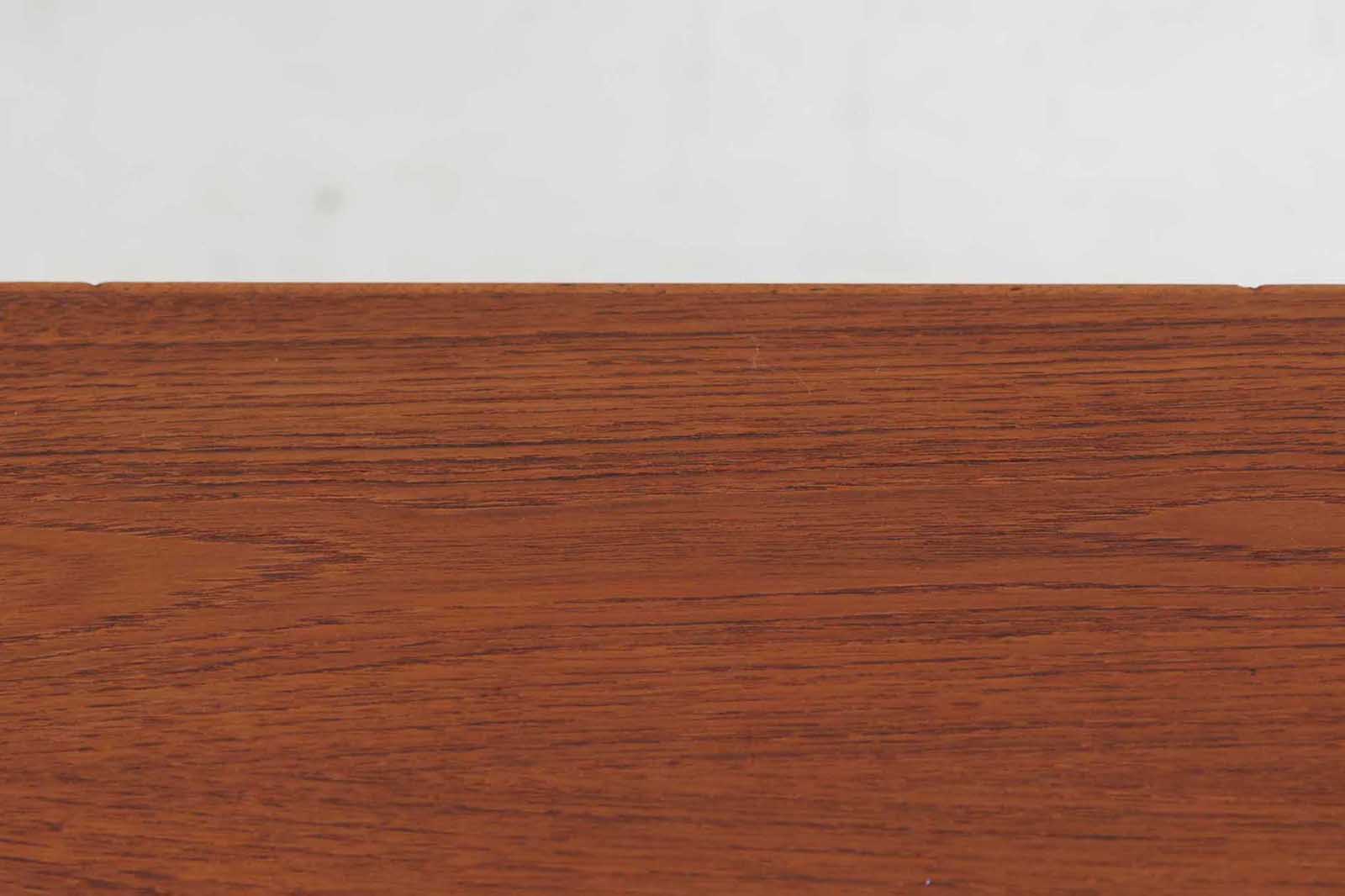 小ぶりな片袖デスクです。天板内に収納がある珍しいデザインです。本体には良質なチーク材が使用されています。