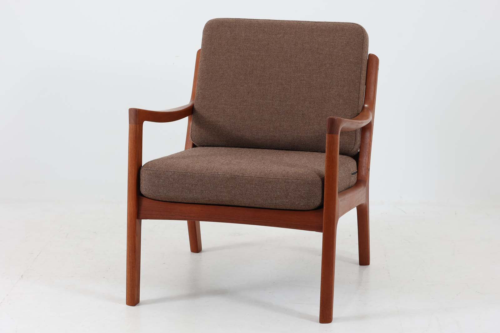 OleWanscherによりデザインされたmodel169シングルソファです。フレームはシンプルながらも、程よい傾斜が掛かっています。丁寧に削りだされたチーク材は色味も良く、ビンテージ品ならではの暖かみを感じさせてくれます。リビングに置いて、ゆったりとしたリラックスタイムはいかがでしょうか。座面と背もたれにスプリングが内包されており座り心地も良好です。