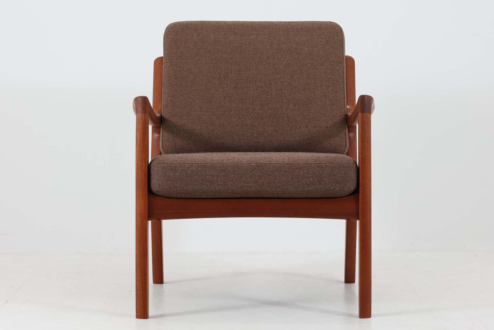 OleWanscherによりデザインされたmodel169シングルソファです。フレームはシンプルながらも、程よい傾斜が掛かっています。丁寧に削りだされたチーク材は色味も良く、ビンテージ品ならではの暖かみを感じさせてくれます。リビングに置いて、ゆったりとしたリラックスタイムはいかがでしょうか。座面と背もたれにスプリングが内包されており座り心地も良好です。