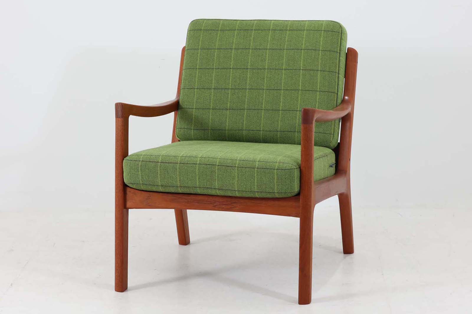 OleWanscherによりデザインされたmodel169シングルソファです。フレームはシンプルながらも、程よい傾斜が掛かっています。丁寧に削りだされたチーク材は色味も良く、ビンテージ品ならではの暖かみを感じさせてくれます。リビングに置いて、ゆったりとしたリラックスタイムはいかがでしょうか。座面と背もたれにスプリングが内包されており座り心地も良好です。