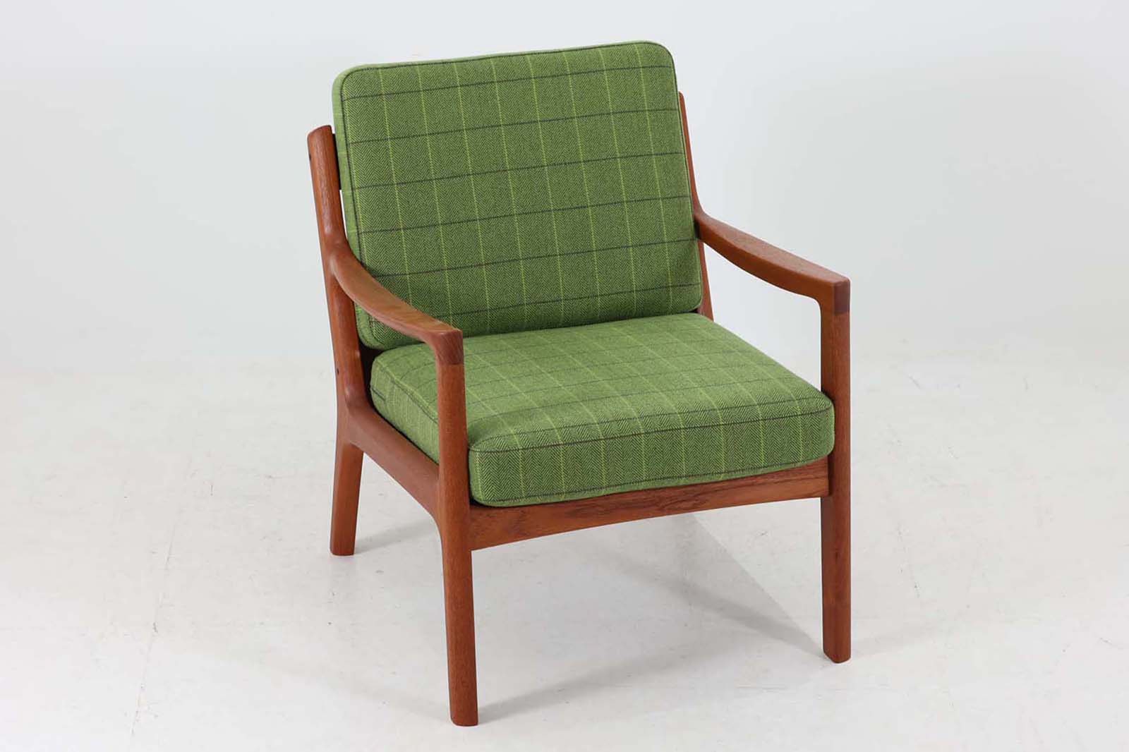 OleWanscherによりデザインされたmodel169シングルソファです。フレームはシンプルながらも、程よい傾斜が掛かっています。丁寧に削りだされたチーク材は色味も良く、ビンテージ品ならではの暖かみを感じさせてくれます。リビングに置いて、ゆったりとしたリラックスタイムはいかがでしょうか。座面と背もたれにスプリングが内包されており座り心地も良好です。