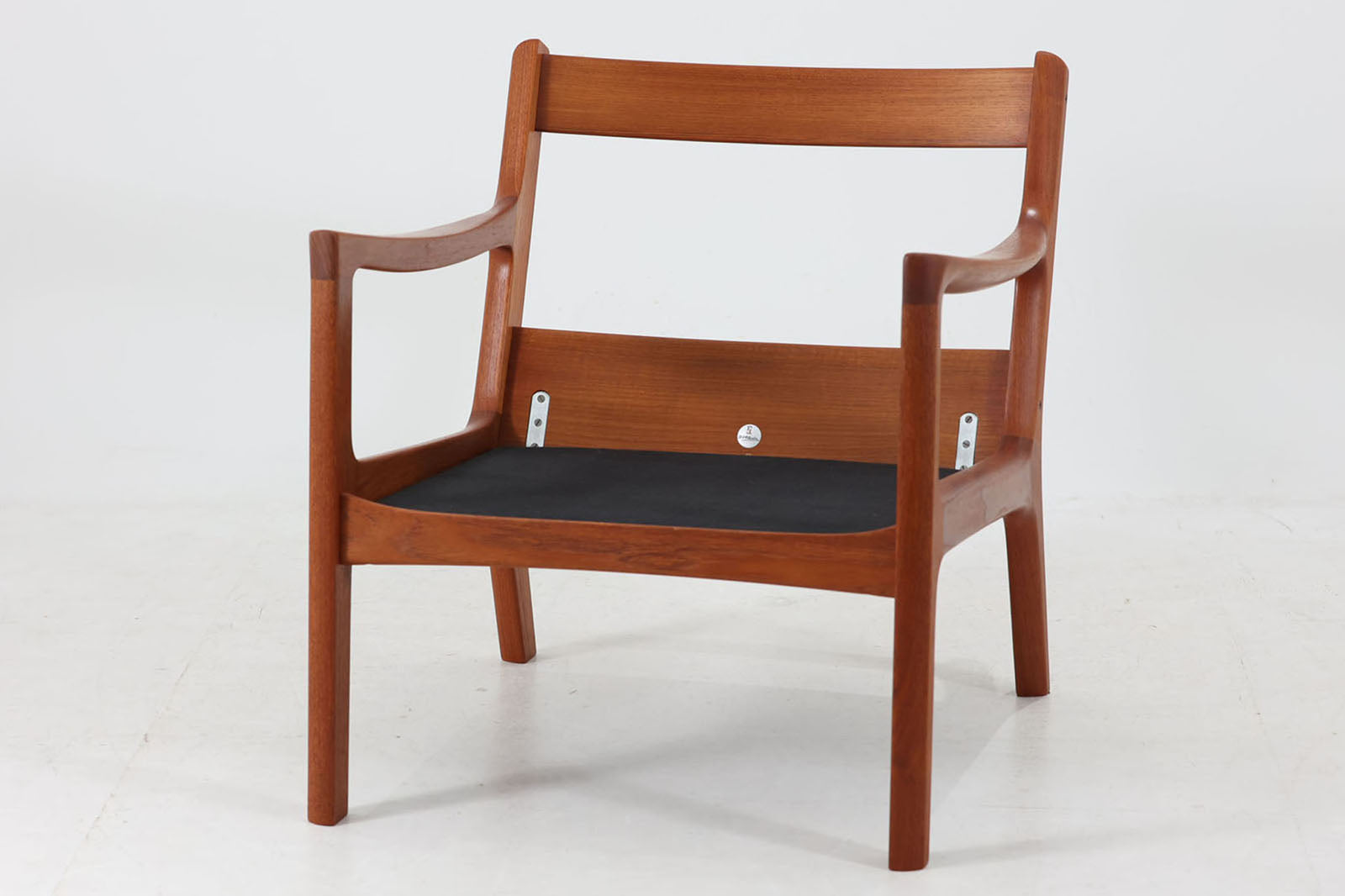 OleWanscherによりデザインされたmodel169シングルソファです。フレームはシンプルながらも、程よい傾斜が掛かっています。丁寧に削りだされたチーク材は色味も良く、ビンテージ品ならではの暖かみを感じさせてくれます。リビングに置いて、ゆったりとしたリラックスタイムはいかがでしょうか。座面と背もたれにスプリングが内包されており座り心地も良好です。