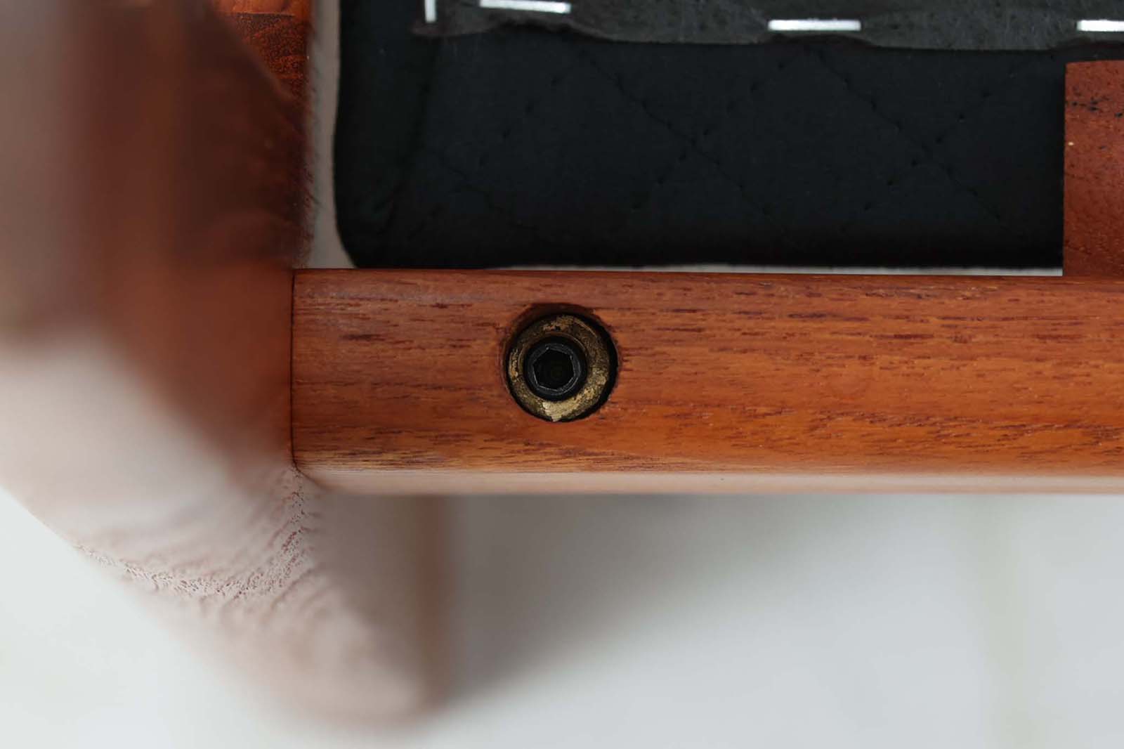 OleWanscherによりデザインされたmodel169シングルソファです。フレームはシンプルながらも、程よい傾斜が掛かっています。丁寧に削りだされたチーク材は色味も良く、ビンテージ品ならではの暖かみを感じさせてくれます。リビングに置いて、ゆったりとしたリラックスタイムはいかがでしょうか。座面と背もたれにスプリングが内包されており座り心地も良好です。