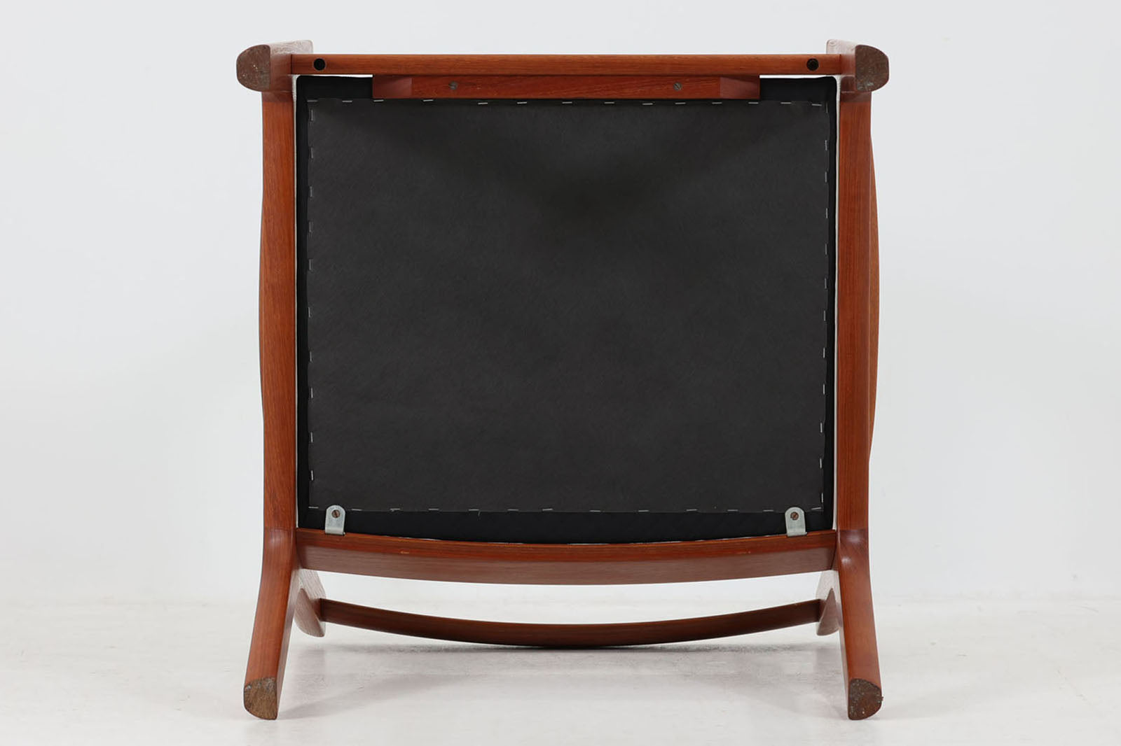 OleWanscherによりデザインされたmodel169シングルソファです。フレームはシンプルながらも、程よい傾斜が掛かっています。丁寧に削りだされたチーク材は色味も良く、ビンテージ品ならではの暖かみを感じさせてくれます。リビングに置いて、ゆったりとしたリラックスタイムはいかがでしょうか。座面と背もたれにスプリングが内包されており座り心地も良好です。