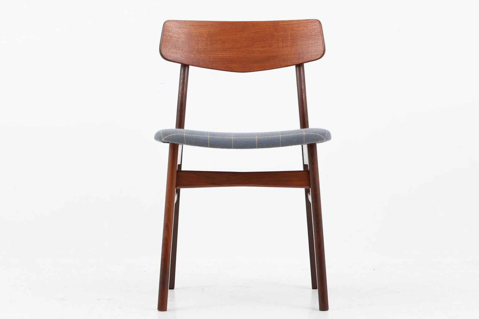 北欧より買い付けたチェアです。北欧を代表するスタンダードデザインで、大きめの背もたれがぴったりと体にフィットします。座面内部は厚めのウレタンで張り替えており座り心地も良好です。