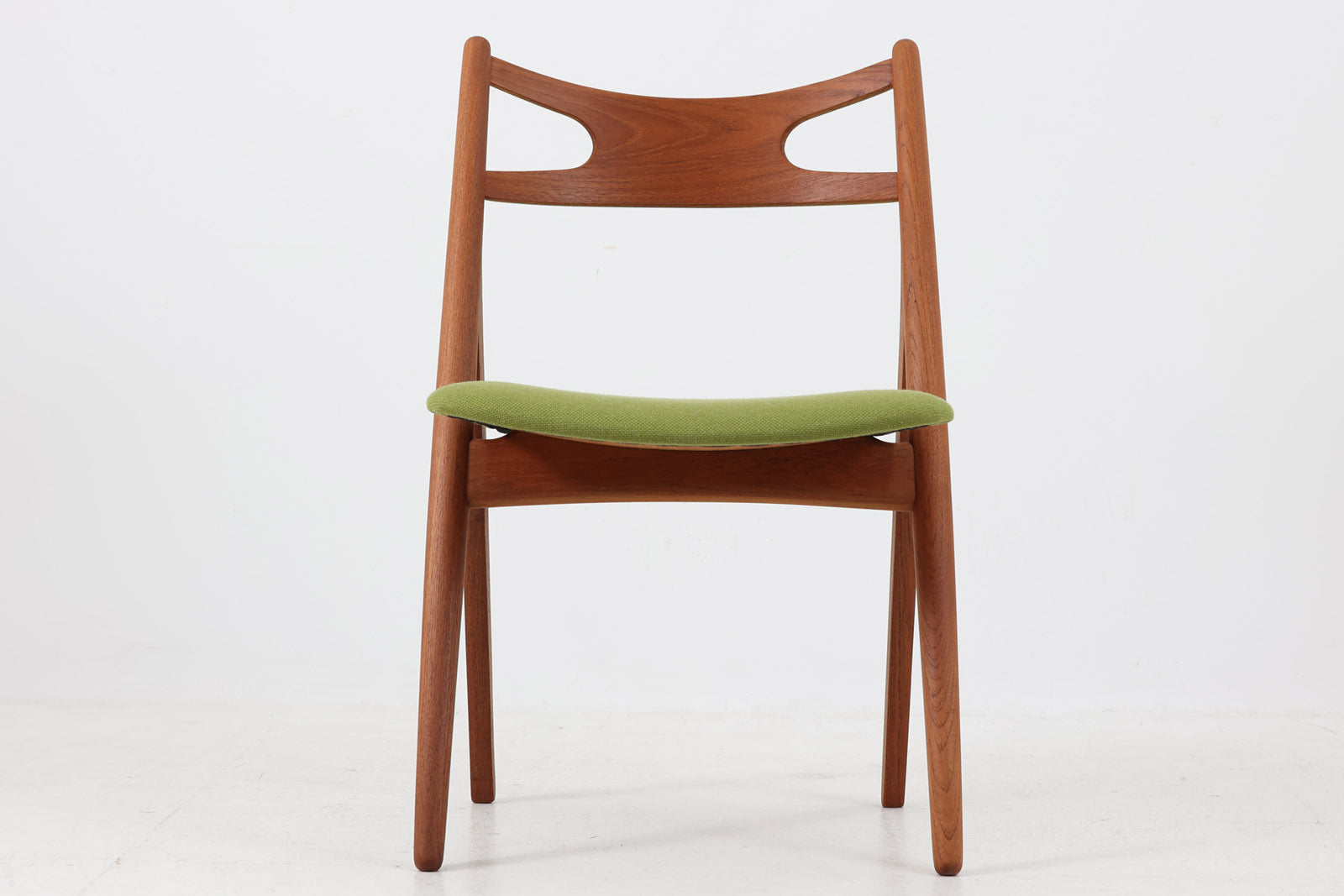 デンマークより買い付けたハンス・J・ウェグナーデザインによるチェア「CH29」です。現在復刻品が出ておりますが、チーク材フレームは復刻されておらず、希少な商品です。軽量で扱いやすく、見た目よりもずっと座り心地が良い名作椅子です。張替済みで綺麗な状態です。