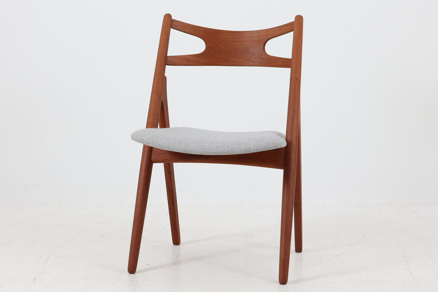 デンマークより買い付けたハンス・J・ウェグナーデザインによるチェア「CH29」です。現在復刻品が出ておりますが、チーク材フレームは復刻されておらず、希少な商品です。軽量で扱いやすく、見た目よりもずっと座り心地が良い名作椅子です。張替済みで綺麗な状態です。