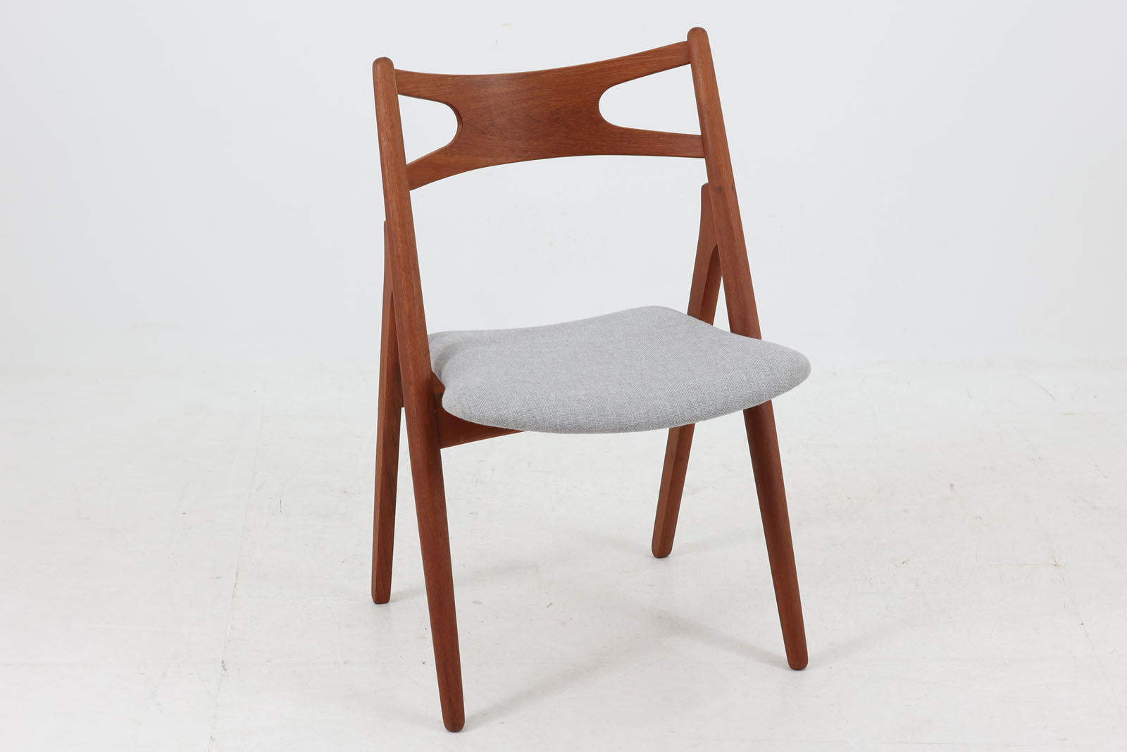 デンマークより買い付けたハンス・J・ウェグナーデザインによるチェア「CH29」です。現在復刻品が出ておりますが、チーク材フレームは復刻されておらず、希少な商品です。軽量で扱いやすく、見た目よりもずっと座り心地が良い名作椅子です。張替済みで綺麗な状態です。