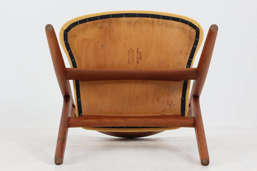デンマークより買い付けたハンス・J・ウェグナーデザインによるチェア「CH29」です。現在復刻品が出ておりますが、チーク材フレームは復刻されておらず、希少な商品です。軽量で扱いやすく、見た目よりもずっと座り心地が良い名作椅子です。張替済みで綺麗な状態です。