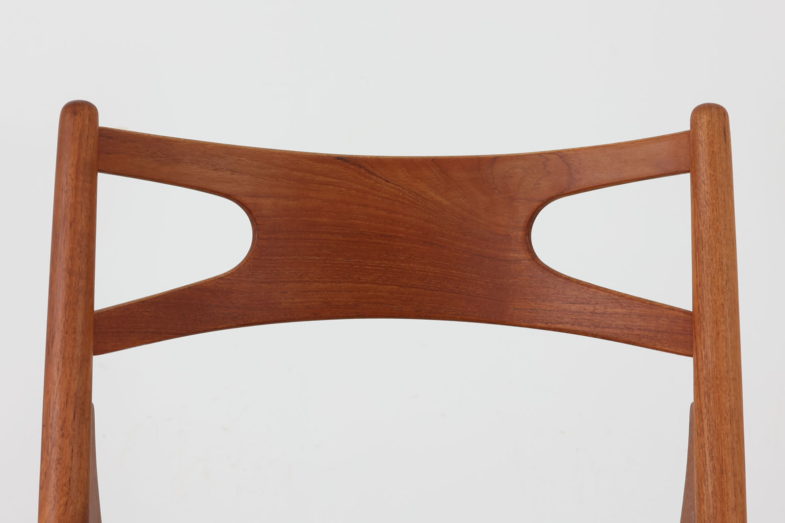 デンマークより買い付けたハンス・J・ウェグナーデザインによるチェア「CH29」です。現在復刻品が出ておりますが、チーク材フレームは復刻されておらず、希少な商品です。軽量で扱いやすく、見た目よりもずっと座り心地が良い名作椅子です。張替済みで綺麗な状態です。