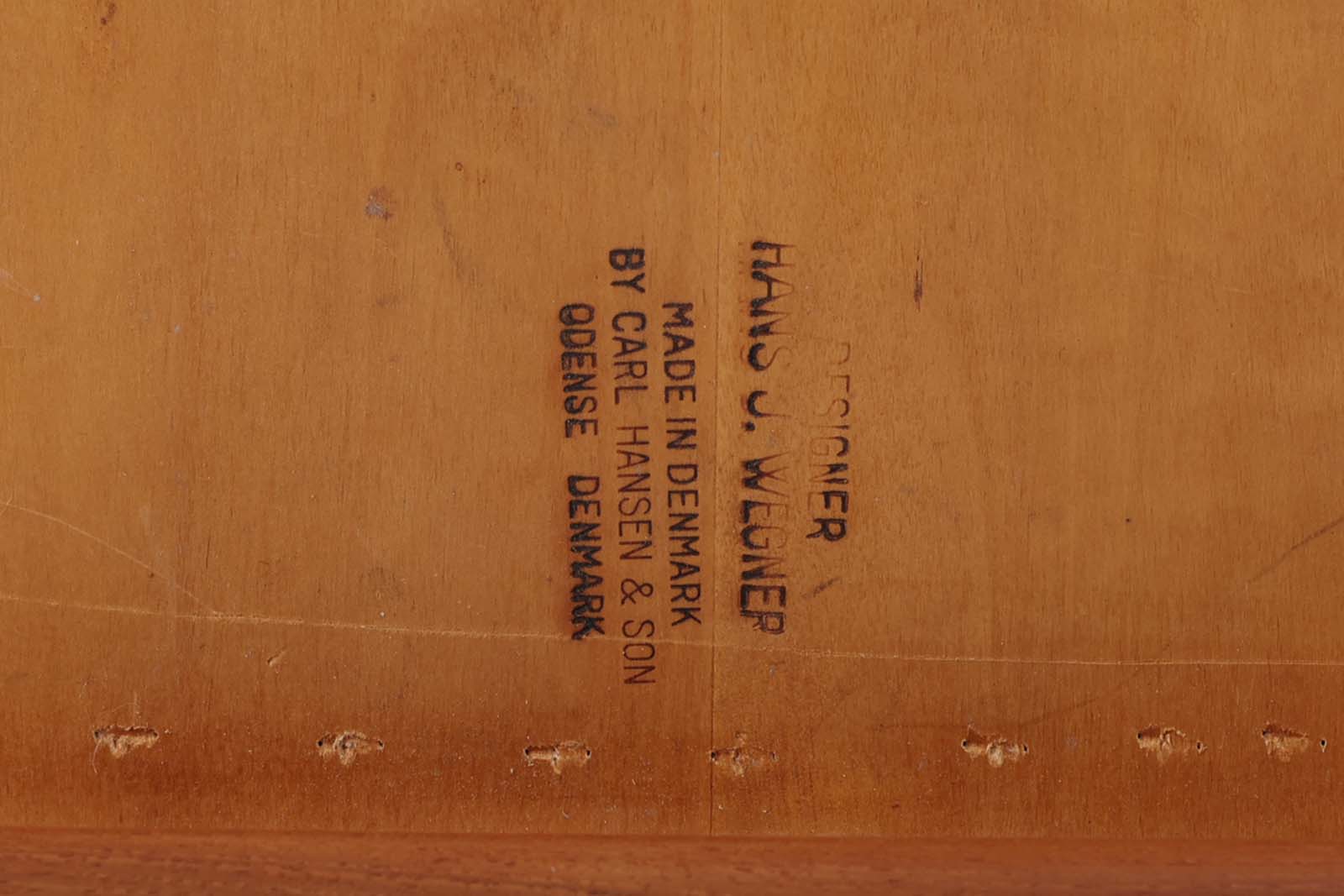 デンマークより買い付けたハンス・J・ウェグナーデザインによるチェア「CH29」です。現在復刻品が出ておりますが、チーク材フレームは復刻されておらず、希少な商品です。軽量で扱いやすく、見た目よりもずっと座り心地が良い名作椅子です。張替済みで綺麗な状態です。