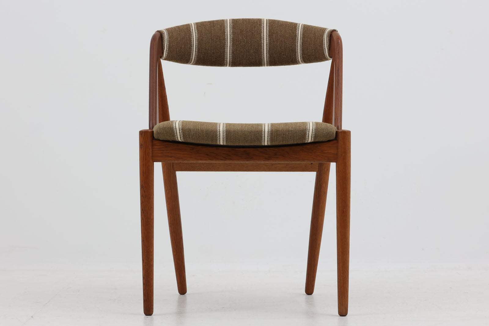 "カイ・クリスチャンセン"デザインのNV-31チェアです。現在日本でも「HANDY」という名称で復刻されております。こちらはアフリカンチーク材とオーク材を組み合わせた物で、ビンテージ品の中でも希少なモデルとなっております。こちらのモデルの生産はスウェーデンという諸説ございますが定かではありませんのでデンマーク製とさせていただきます。ご容赦ください。デンマーク製のデッドストック生地にて張替を行いました。