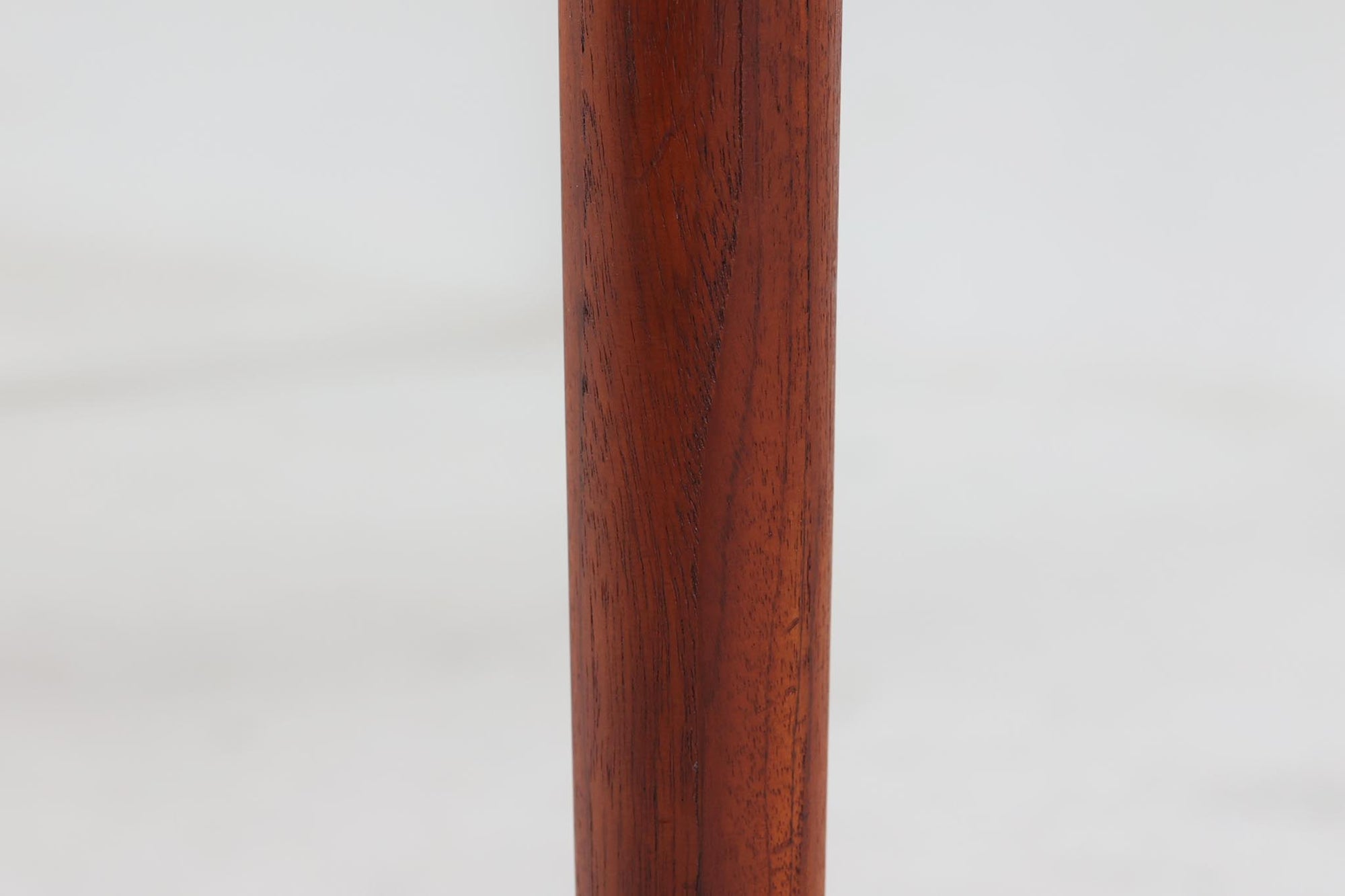 北欧より買い付けたエクステンションダイニングテーブルです。天板の縁は程よく削り出されており、拡張時に天板とフラットになる様、また収納時にも綺麗に見える様拡張板は調整されています。良質なチーク材の綺麗な木目が綺麗です。使用目的によって、さっと天板を広げる事が出来ますので、大変便利です。片方だけ拡張板を広げて使用可能です。クオリティーの高い商品です。