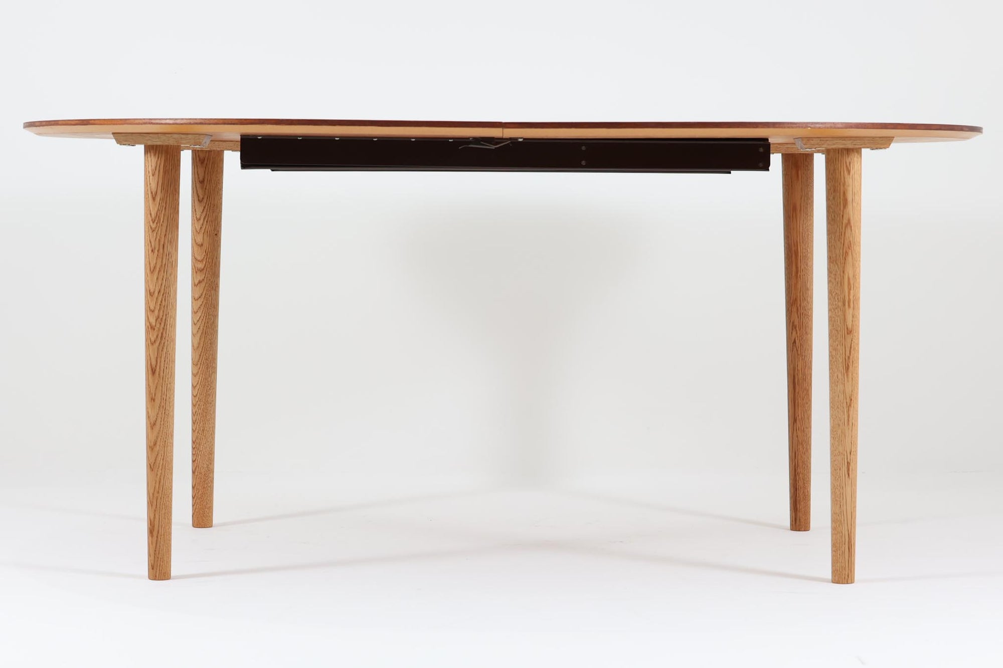 デンマークより買い付けた楕円形のエクステンションダイニングテーブルです。薄めの天板ですっきりとした印象です。天板は用途に併せて拡張出来ます。脚は大きく破損していたため、オーク材で新しく作成しました。