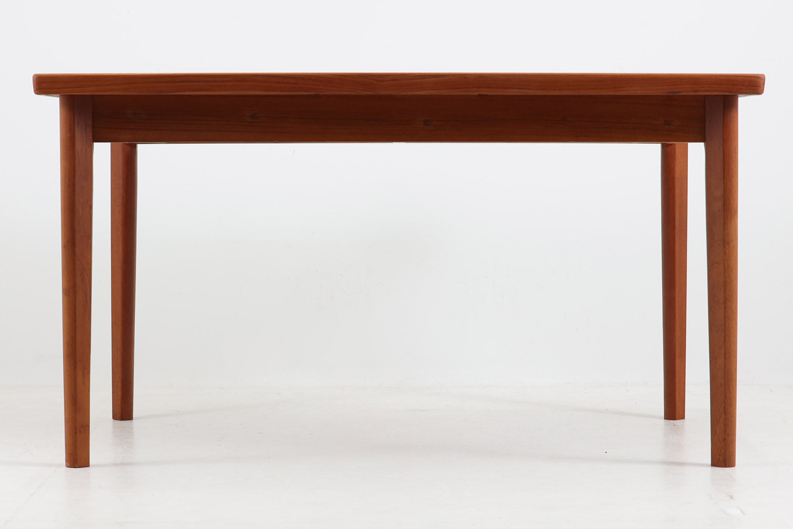 北欧より買い付けたエクステンションダイニングテーブルです。良質なチーク材の綺麗な木目が綺麗です。一見普通のダイニングテーブルですが、天板を持ち上げると中には拡張板が収納されている珍しいタイプです。片方だけ拡張板を広げて使用可能です。