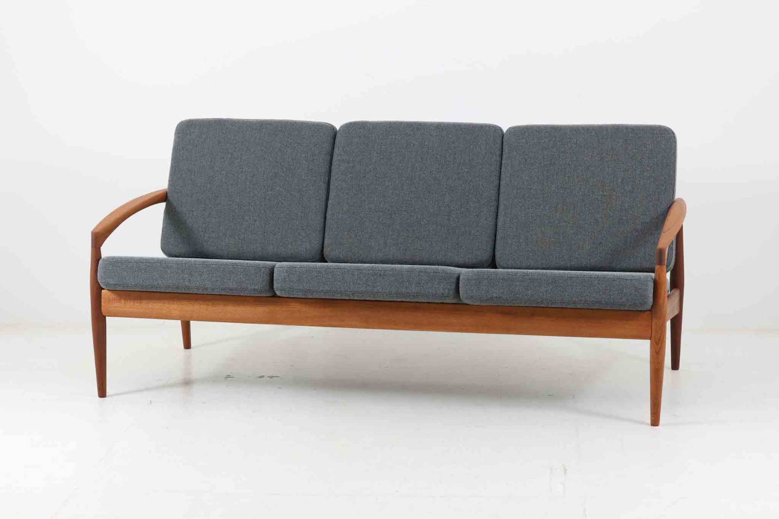 北欧より買い付けたペーパーナイフソファです。現在宮崎椅子製作所にて復刻されていますが、こちらはmagnusOlesen社製造で、復刻品には無いチーク材が使用された希少なモデルとなります。
