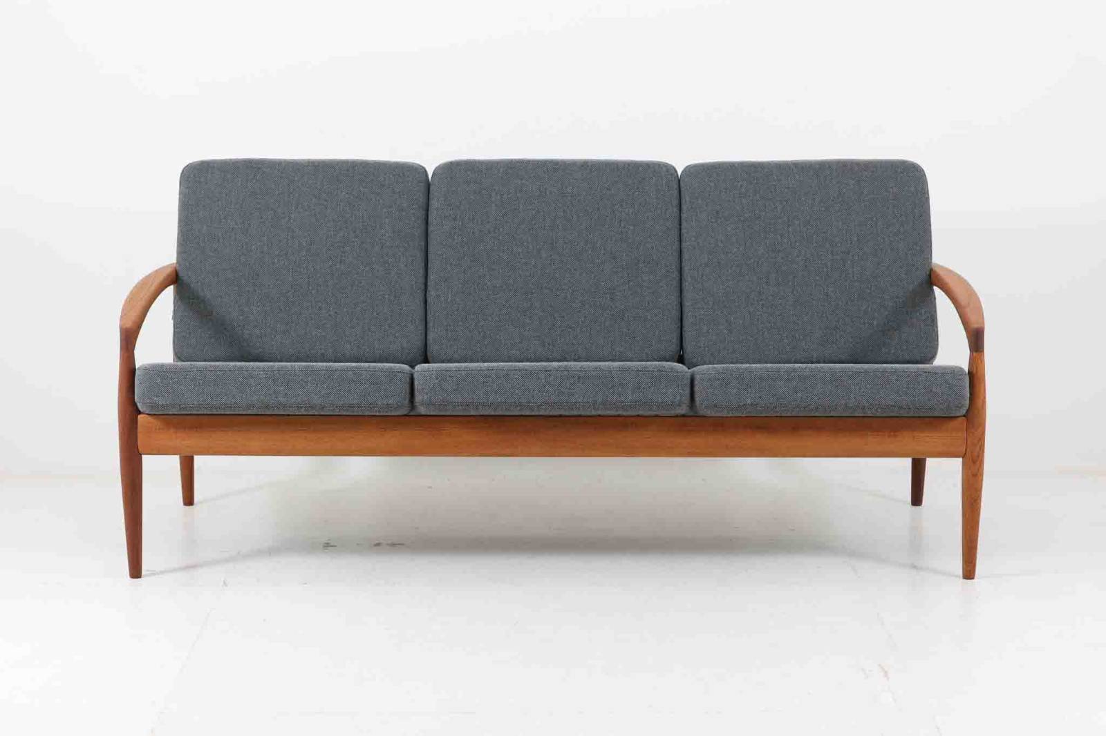 北欧より買い付けたペーパーナイフソファです。現在宮崎椅子製作所にて復刻されていますが、こちらはmagnusOlesen社製造で、復刻品には無いチーク材が使用された希少なモデルとなります。