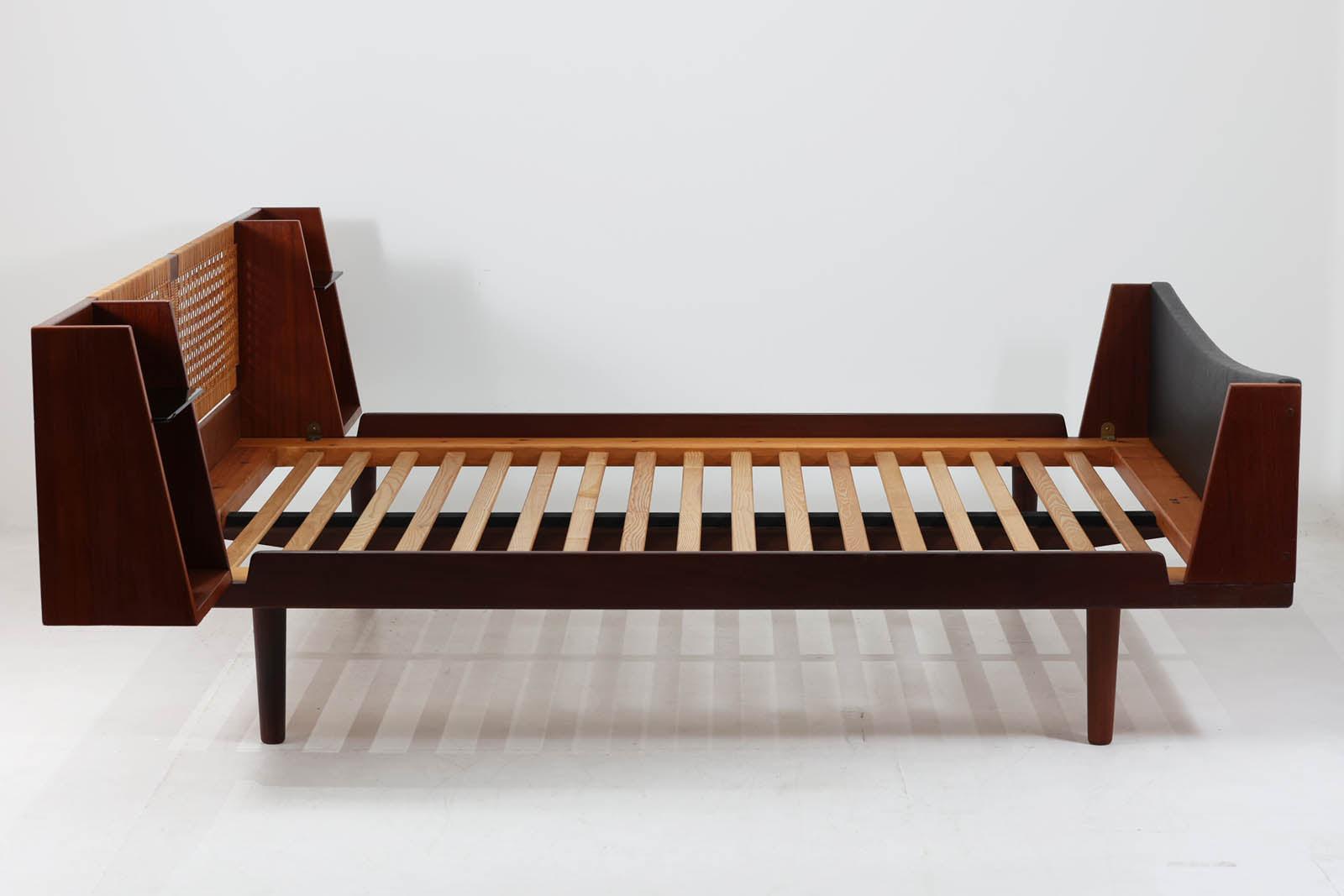 北欧より買い付けたGETAmA社製ベッドフレームです。マットレスは付属しません。チーク材と籐の組み合わせが非常に美しいデザインです。