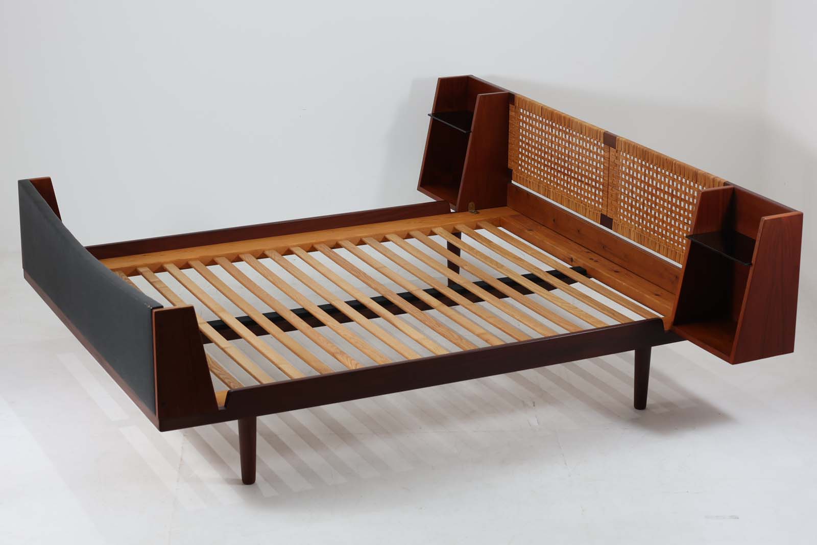 北欧より買い付けたGETAmA社製ベッドフレームです。マットレスは付属しません。チーク材と籐の組み合わせが非常に美しいデザインです。
